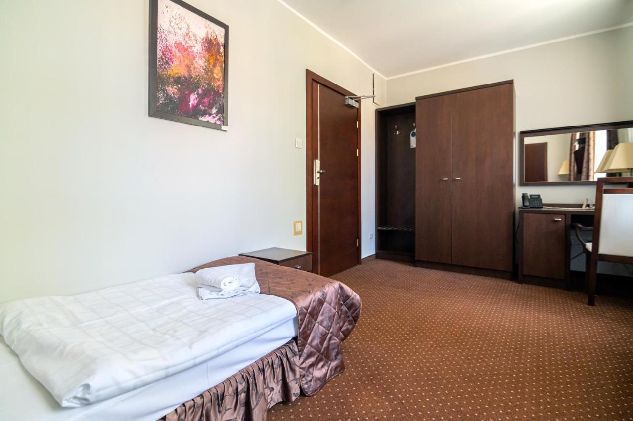 Hotel Pod Filarami Челядзь Екстер'єр фото